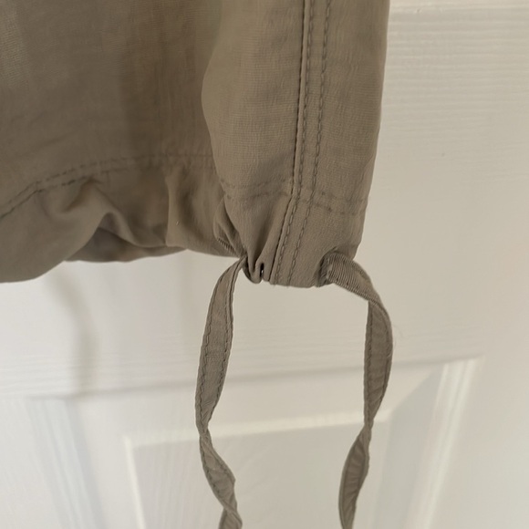 The North Face Crop high rise cargo draw string pants Women’s size 8 - Picture 4 of 6